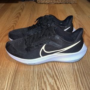 Barely worn Nike womens sneakers